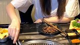 博物馆里吃烤肉，超长芝士拉丝，十三天梯的烤肉，还有冒泡泡的惊喜城中排队王 vlog美食记 美食