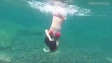国外妹子练习水肺潜泳 这水下芭蕾有点专业