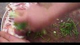 两兄弟吃“羊腿”，一刀切下去肉香四溢，太解馋了