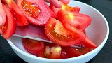 这样做番茄排骨汤味道酸酸甜甜的，爽口又开胃，营养好喝还美味