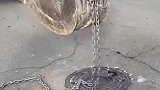 你们那边掀井盖，也是这样操作的吗