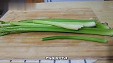 芹菜最简单美味的做法，只需简单2步，营养丰富，给肉都不换