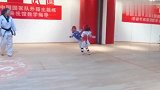 跆拳道小萌娃比试太逗了，网友：这是师从同一个教练吧