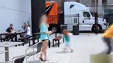 亚裔小伙街头抽椅子恶整老外，不料被女子逮个正着泼了一身水