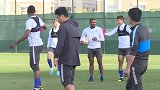 永昌队员玩足球游戏 穆里奇耍“无赖”显队内良好氛围