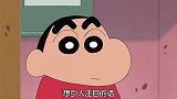 蜡笔小新：小新给妮妮做了很不美观的扇子还拿着画笔采访妮妮妈妈