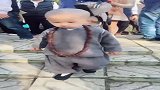 偶遇小和尚，这也太可爱了吧，都被路人围观了