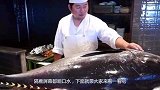 日本金枪鱼有多极品？大厨用刀切开后直接生吃，隔着屏幕都咽口水