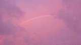 粉色的天空里藏着一道彩虹
