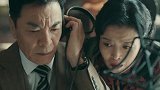 霞光：特务偷偷装监听器，不料被战士识破，传来声音太逗了
