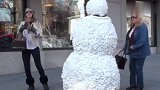 老外搞笑恶作剧,伪装成雪人恶作剧,骑自行车的小伙太倒霉了