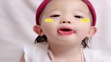 恬宝对着镜头搞怪卖萌，看上去实在太可爱了