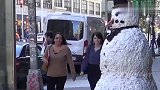 老外恶搞恶作剧,伪装成雪人恶搞路人,真是不作死就不会死
