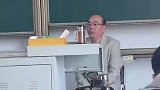 高校老师在下课间隙抬手看了看手表，嘴角突然露出了微笑