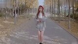 可爱美女在小树林里跳舞，枫叶颜色和舞蹈真配的哈！