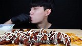 小鲜肉吃“爆辣”芝士鸡，被辣的满脸通红，小编都替他胃疼