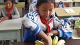 小女孩拿走香蕉最差的那一根