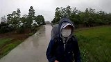 独自一人徒步旅行，第一天就遇到下雨，只能提早露营休息