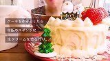 美女试吃自制草莓白巧克力圣诞蛋糕