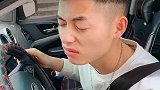 为啥他要捏我