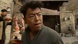 村里人都躲着黄渤，唯独老婆婆不怕死，二话不说就薅头发