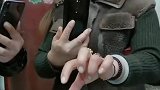 大衣哥送老婆戒指，真大方
