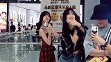 小姐姐热舞时，总有美女抢镜，来别走嘛再跳一会