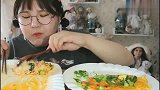胖妞大口吃蛋包饭，简直太可爱