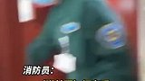 斑林狸闯进医院躲在墙角