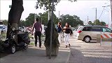 假扮成草人在路边吓人，被吓的路人非常的无奈