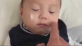 爸爸给宝宝涂香香，简直太粗暴了，真是太搞笑了