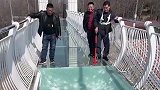 玻璃栈道破裂，掉到了地上