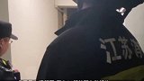 无锡 一男子为情所困爬上31楼欲轻生，消防员递烟时借机一把拽回万能的消防员 江苏全民目击