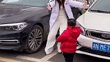 古灵精怪小宝贝 宝妈 搞笑视频 交通安全 萌娃日常 孩子：遇到你这样的妈，我也是被逼无奈，心里苦.