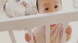 小宝宝睡醒后乖乖站在床边等妈妈，看到妈妈后笑得眼睛像月亮！