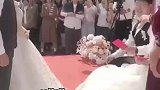 双胞胎兄弟同一天结婚，弟弟弟妹现场给哥嫂鞠躬要红包