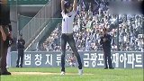韩国著名女星为棒球赛开球，这球技，不是我说，真是逗比啊