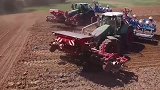 为什么农田中的重型拖拉机可以使用松土器和悬浮播种机同时作业？