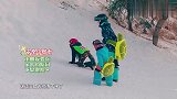邓莎带大麟子滑雪，俩人半天才爬到坡顶，这姿势太像乌龟了！