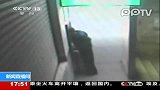 娱乐播报-20111201-太雷人了！男子拎麻袋持石块砸ATM机偷钱