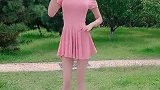 偏爱粉色系的小姐姐户外尬舞身材真棒