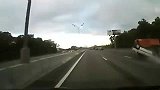 安全第一啊 实拍轿车高速路追尾大货