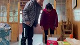 型男小妞给秋子寄来了几样礼物，丫头哥炖了一大碗汤，很是温馨