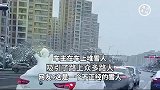 车主在车上堆雪人，吸引了路上众多路人