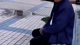 男子休假回家姥爷没认出，假装路人让姥爷指路