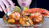 美女吃海鲜拼盘，味道十分鲜美