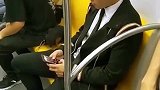 地铁上偶遇男神郑恺，造型特别酷，玩手机很认真哦