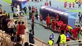 比赛结束后国少球员来到看台向球迷鞠躬致谢