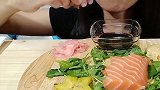 看看美女怎么吃三文鱼和章鱼足，吃的津津有味，看的好馋人