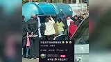 车辆违停致严重拥堵，车主还不接电话，现场群众合力“手动”挪车